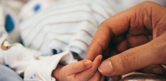 Genova, partorisce sull’ambulanza mentre va in ospedale nonato