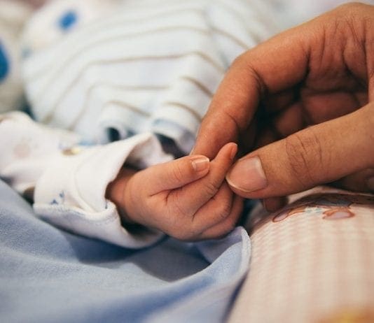 Genova, partorisce sull’ambulanza mentre va in ospedale nonato