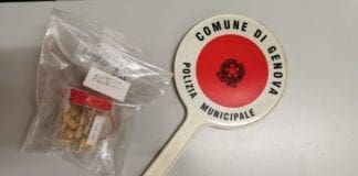 Genova, ingoia 41 ovuli di cocaina per sfuggire alla Polizia Locale: arrestato