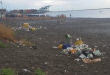 Voltri – Spiaggia piena di fango, passeggiata ancora distrutta e spazzatura ovunque