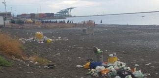 Voltri – Spiaggia piena di fango, passeggiata ancora distrutta e spazzatura ovunque