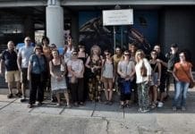 Fabrizio De Andrè – La targa della via dedicata a Genova “oscurata” dai bidoni della spazzatura