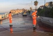 Genova – Marciapiedi di corso Italia ripuliti a fondo, non accadeva da anni