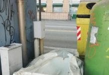 Rifiuti ingombranti – In via Gramsci spunta anche un gommone