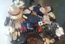 Merce contraffatta in vendita al mercato, oltre 150 capi sequestrati