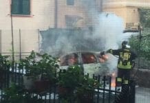 Genova – Auto in fiamme in via Struppa