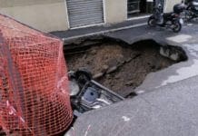San Fruttuoso – In via Berno si riapre la voragine e inghiotte un’auto