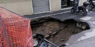 San Fruttuoso – In via Berno si riapre la voragine e inghiotte un’auto