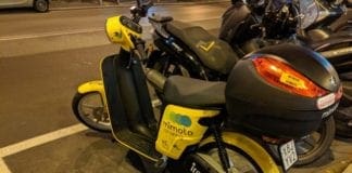 Ruba uno scooter di MiMoto e cerca di nasconderlo, denunciato