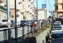 Voltri – Cittadini esasperati ripuliscono via Buffa dalle erbacce