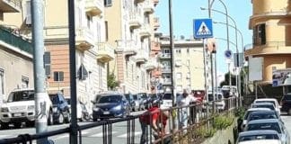 Voltri – Cittadini esasperati ripuliscono via Buffa dalle erbacce