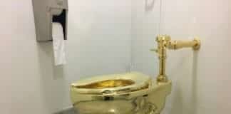 Rubato il wc d’oro massiccio opera di Maurizio Cattelan