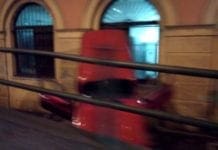 Voltri – Auto sfonda il guard rail e vola sulla stazione, illesi i ragazzi a bordo