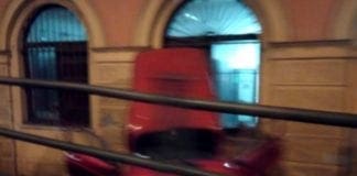 Voltri – Auto sfonda il guard rail e vola sulla stazione, illesi i ragazzi a bordo