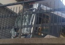 San Fruttuoso – Autobus senza controllo urta auto e sfonda cancello, un ferito