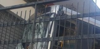 San Fruttuoso – Autobus senza controllo urta auto e sfonda cancello, un ferito