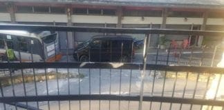 San Fruttuoso, bus della linea 89 coi freni rotti urta un’auto e sfonda un muretto: un ferito