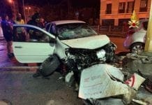 Incidente stradale in corso Europa, auto contro un distributore di benzina