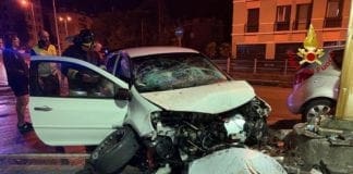 Incidente stradale in corso Europa, auto contro un distributore di benzina