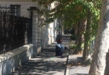 Migrante pulisce le strade di Albaro per ricambiare l’ospitalità a Genova