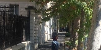 Migrante pulisce la strada e viene multato dai vigili