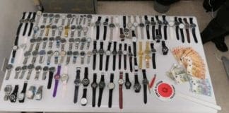 Principe – Polizia Locale ferma venditore di orologi contraffatti, connazionali tentano di impedire l’arresto