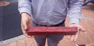 La panchina rossa contro la violenza sulle donne cade a pezzi ma nessuno interviene