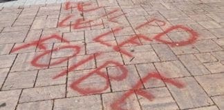 Scritta che inneggia alle Foibe alla Festa dell’Unità, il PD si dissocia