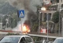 Voltri – Auto in fiamme sull’Aurelia