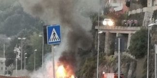 Voltri – Auto in fiamme sull’Aurelia