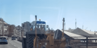 Genova – Un trattore in Sopraelevata