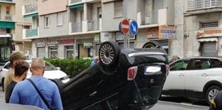 Quiliano, auto si ribalta, mamma e due bambine ferite