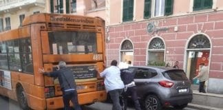 Pegli – Autobus guasto, passeggeri e polizia locale a spingere il mezzo