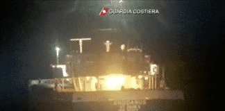 Corsica – Nave si arena davanti a pochi metri dalla spiaggia di Cal Lunga nave rhodanus incagliata Corsica