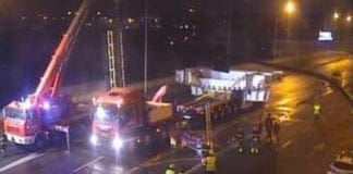 Cornigliano, trasporto eccezionale del nuovo ponte abbatte semaforo