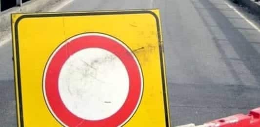 Maltempo Liguria, chiusa l’Aurelia ad Arenzano: traffico deviato in A10 strada chiusa cantiere cartello