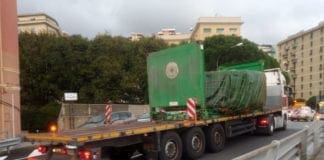 Voltri – Trasporto eccezionale blocca l’Aurelia, traffico nel caos