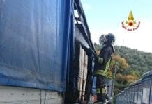 Autostrada A12, camion in fiamme tra Chiavari e Lavagna – FOTO