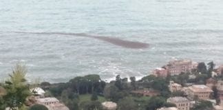 Nervi – Enorme chiazza nera al largo