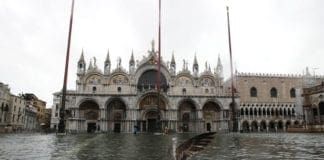 Acqua alta record a Venezia, 187 centimetri e danni alla Basilica di San Marco acqua alta venezia