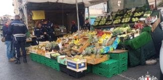 San Martino – Polizia locale sequestra banco di frutta e verdura abusivo in corso Gastaldi