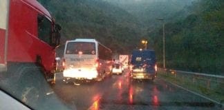 Autostrada A10 – Camion in fiamme in galleria, dodici intossicati code autostrada
