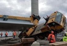 Nuovo ponte – Gru si ribalta nel cantiere del viadotto Polcevera, tre feriti