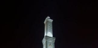 Lanterna di Genova riaccesa dopo il black out causato da un fulmine lanterna genova