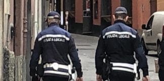 Ubriaco e ricercato distrugge l’auto della Locale e la cella: arrestato polizia locale genova centro storico