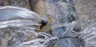 Genova, tubo rotto a Certosa, disagi e famiglie senza acqua tubo acqua perdita