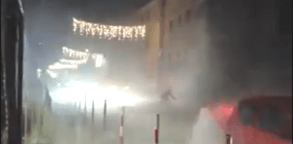 Genova, onde sino alla strada a Nervi, pericolo per moto e scooter ciclista investito da onda nervi