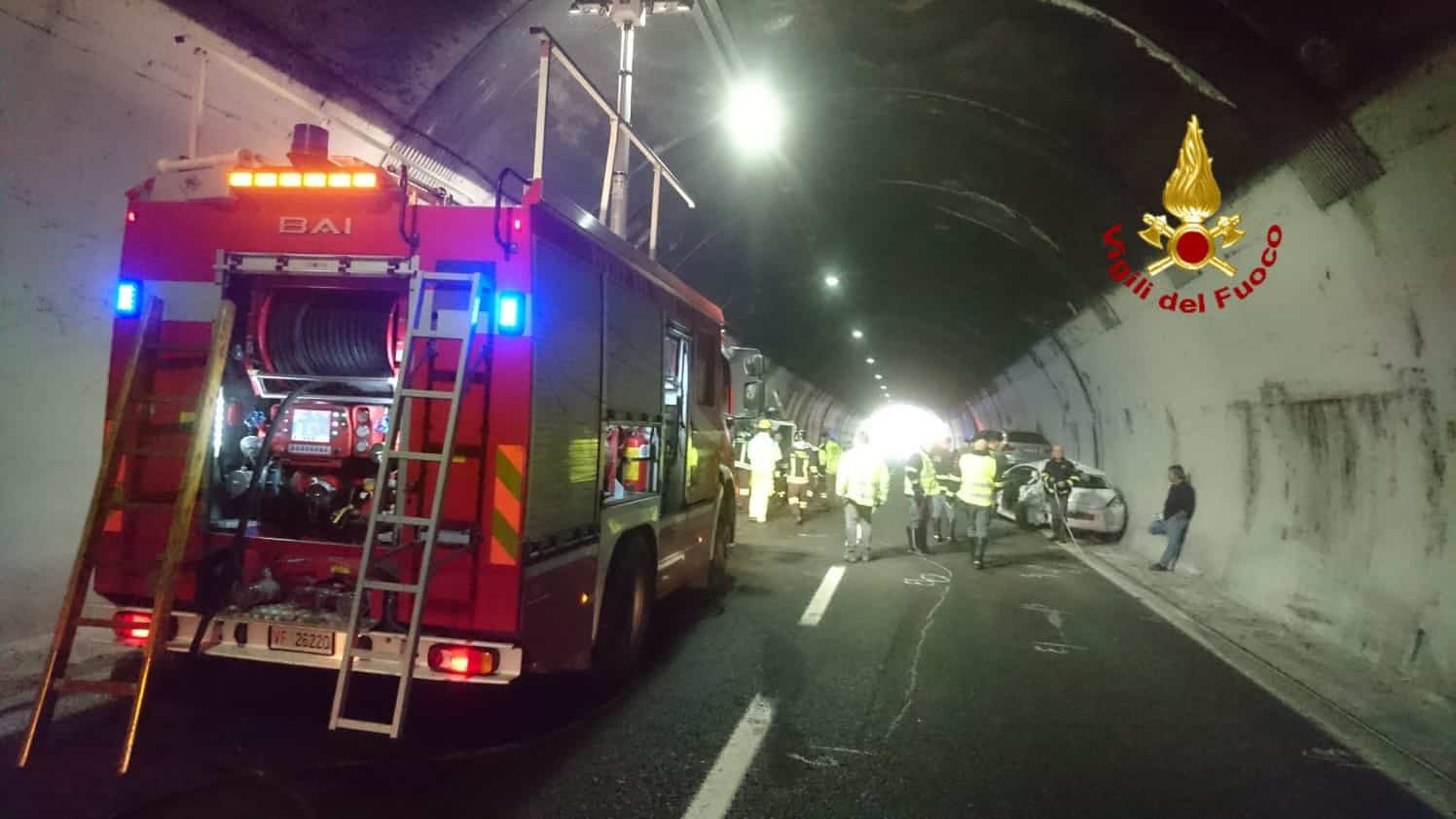 Incidente sull'Autostrada A12 Genova - Livorno, furgone blindato contro ...