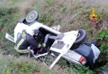 Leivi – Auto esce di strada e si ribalta in una scarpata, tre feriti incidente Leivi
