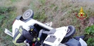 Leivi – Auto esce di strada e si ribalta in una scarpata, tre feriti incidente Leivi